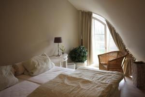 sypialnia z łóżkiem, oknem i krzesłem w obiekcie Landhaus Glowe w mieście Glowe