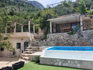 Bazén v ubytovaní Villa Jerković-Secluded house and apartment with pool alebo v jeho blízkosti
