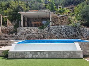 Bazén v ubytovaní Villa Jerković-Secluded house and apartment with pool alebo v jeho blízkosti