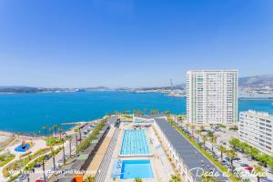 - une vue aérienne sur la plage et l'océan dans l'établissement Sea view 3 bedroom with AC and parking - Dodo et Tartine, à Toulon