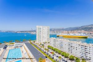 - une vue aérienne sur un hôtel et l'océan dans l'établissement Sea view 3 bedroom with AC and parking - Dodo et Tartine, à Toulon
