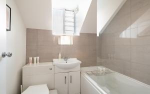 The Streatham Common - Modern & Bright 2BDR Apartment