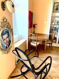 バート・イシュルにあるApartment "Villa Girardi"の鏡とテーブル付きの部屋の椅子