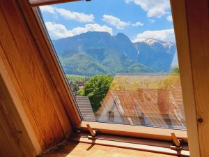 ventana con vistas a la montaña en W Zakopanem Hej, en Zakopane