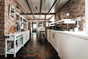 A kitchen or kitchenette at Hotel Freihof am Roland