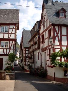 eine Reihe von Fachwerkhäusern auf einer Straße in der Unterkunft Haus Luzia in Sankt Aldegund