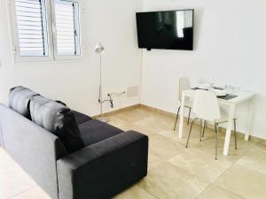 TV a/nebo společenská místnost v ubytování Apartamentos Anjomacar B