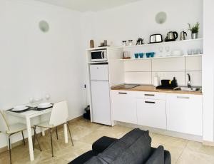 Kuchyň nebo kuchyňský kout v ubytování Apartamentos Anjomacar B