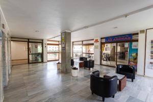 Un vestíbulo de una tienda con sillas y mesas. en Sand Friendly Holiday Home, en Playa del Inglés 28 fotos más
