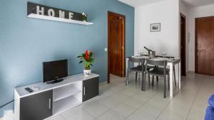 Televízia a/alebo spoločenská miestnosť v ubytovaní APARTAMENTO SIMO B/G
