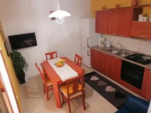 una pequeña cocina con mesa y fregadero en Apartman Bruna, en Novigrad Istria