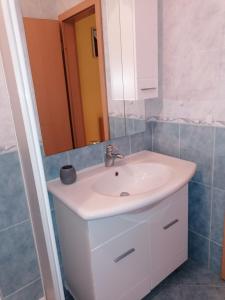 y baño con lavabo y espejo. en Apartman Bruna, en Novigrad Istria