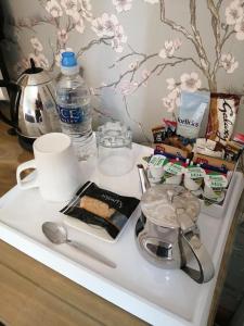 ein weißes Tablett mit Speisen und Getränken auf dem Tisch in der Unterkunft Park Top House in Haworth