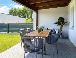 Patio alebo iná vonkajšia časť ubytovania Haderer's Home - Bad Vöslau near Vienna