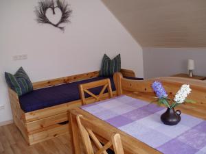 - un salon avec un canapé et une table dans l'établissement Ferienhaus Kiesel, à Bad Bocklet