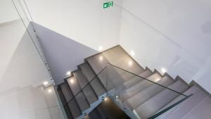 Una escalera en un edificio con un cartel. en Nowe Millenium, en Świnoujście