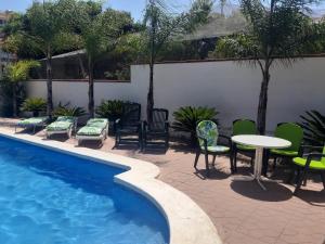 Bazén v ubytování Chalet Miraflores nebo v jeho okolí