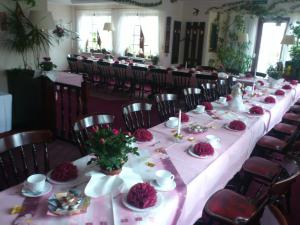 uma mesa longa com pratos de comida em Hotelpension Schwalbennest em Benz