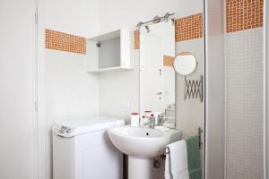 un piccolo bagno con lavandino e servizi igienici di Garden House Holidays a Roma