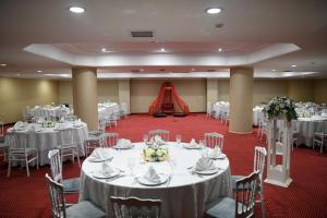 une salle de banquet avec des tables et des chaises blanches et un tapis rouge dans l'établissement Grand Halic Goldenhorn, à Istanbul 54 autres photos