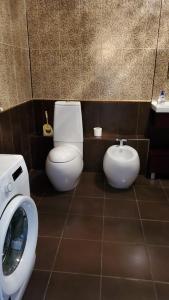 een badkamer met een toilet en een bidet bij Arcadia Palace Apartments with Sea View in Odessa