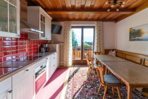 cocina con mesa de madera y sillas en una habitación en Davidgut, en Sankt Koloman