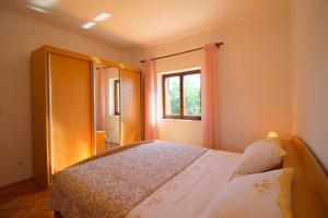Apartment Liliana near beach tesisinde bir odada yatak veya yataklar