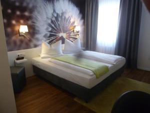 Кровать или кровати в номере Gartenstadt Hotel