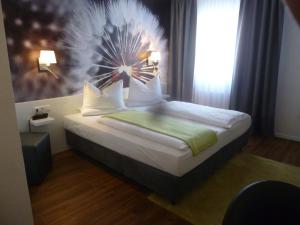 Postel nebo postele na pokoji v ubytování Gartenstadt Hotel