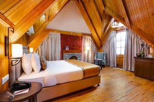 מיטה או מיטות בחדר ב-Regenta Resort & Spa Mashobra