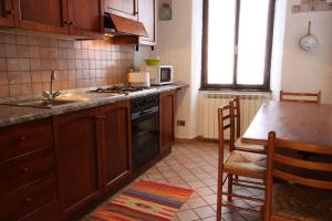 una cucina con lavandino e piano cottura forno superiore di Captivating 4 -Bed Apartment in Bellagio Historic a Bellagio