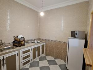 Kuchyň nebo kuchyňský kout v ubytování Appartement meublé à louer