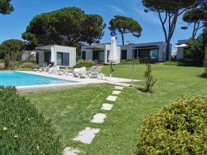 a house with a swimming pool and a yard at Casa Rio da Prata in Aldeia do Meco