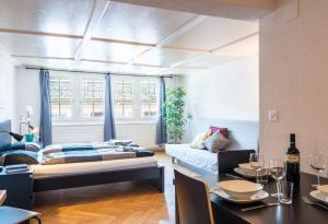 - un salon avec un lit et une table à manger dans l'établissement HITrental Niederdorf - Apartments, à Zurich