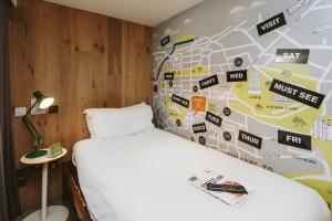 Voodi või voodid majutusasutuse Grassmarket Hotel toas