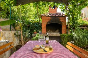 Barbacoa disponible para clientes en el hostal o pensión