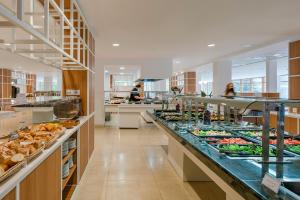 una línea de buffet con muchos tipos diferentes de comida en Hotel Los Robles en Gandía