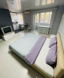 a bedroom with a large bed and a tv at Апартаменты LUX в центре. Ярослава Мудрого 72 (97й квартал) in Kryvyi Rih