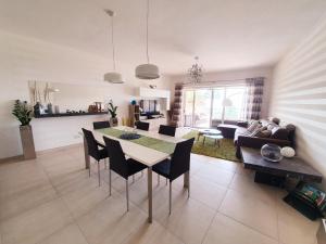 cocina y sala de estar con mesa y sillas en CSB Apartment, en Żebbuġ