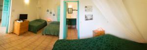 布雍特的住宿－Les Jardins de l'Espérance，一间卧室设有两张绿色的床和镜子
