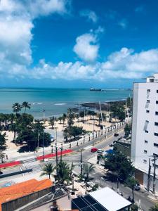 een uitzicht op het strand en de oceaan vanuit een gebouw bij Stúdio Beira Mar in Fortaleza