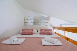 Postel nebo postele na pokoji v ubytování Apartments Kasalo