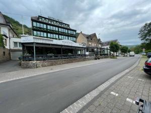 ein Gebäude an der Straßenseite in der Unterkunft Hotel-Fritz in Valwig