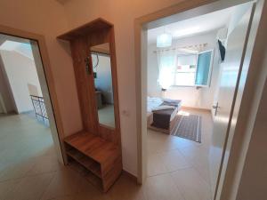 uma sala com uma porta que leva a um quarto em Brian Hotel em Velipojë