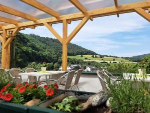 patio con mesa, sillas y vistas en Garni-Hotel-Schäfer en Schuld