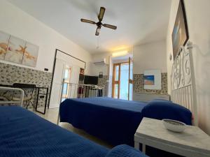 1 dormitorio con 2 camas y ventilador de techo en Casa Campisi i Mori, en Marzamemi