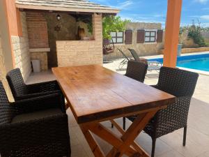 Bazén v ubytování Holiday Home Cerim nebo v jeho okolí