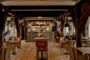 un restaurant avec des tables et des chaises ainsi qu'un bar dans l'établissement Bongska Huset, à Abbekås