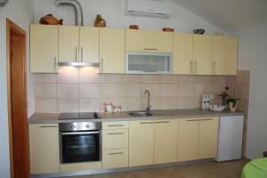 Kuchyňa alebo kuchynka v ubytovaní Apartman A&M