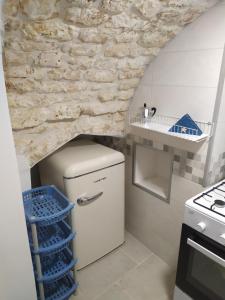 una pequeña cocina con una pared de piedra en Soggiorno Galasso, en Ostuni